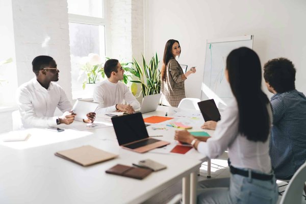 Quelles sont les stratégies pour construire et gérer des villes futuristes dans « Surviving Mars »?