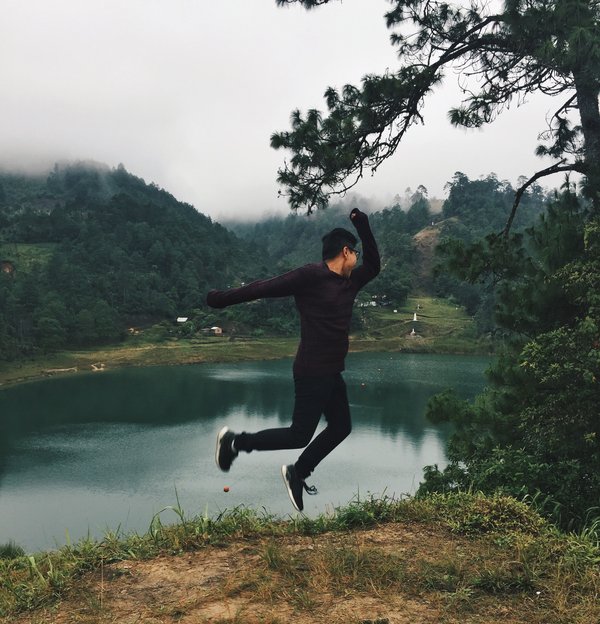 Comment un jeu d'aventure peut-il utiliser des mécanismes de choix moraux pour influencer le développement du personnage?